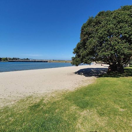 Tauranga - Big, Beautiful Villa On The Water! Exteriör bild