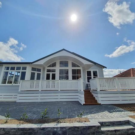 Tauranga - Big, Beautiful Villa On The Water! Exteriör bild